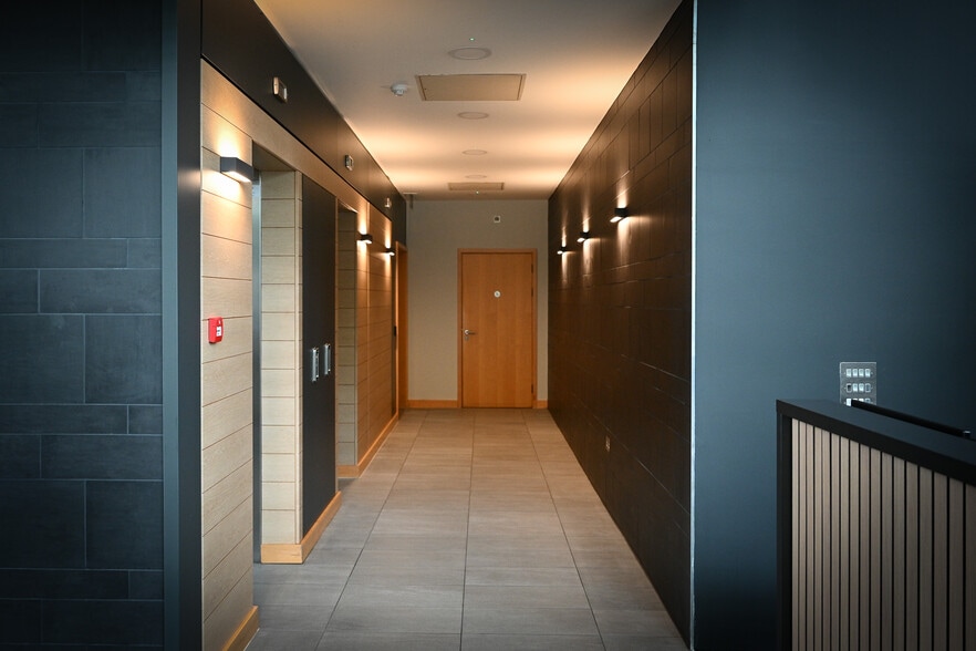 321 Avebury Blvd, Milton Keynes for lease - Interior Photo - Image 2 of 12