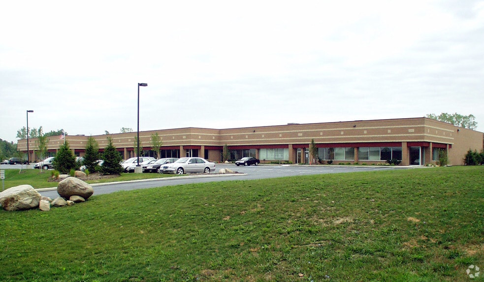 17295 Foltz Industrial Pky, Strongsville, OH for lease - Building Photo - Image 2 of 17