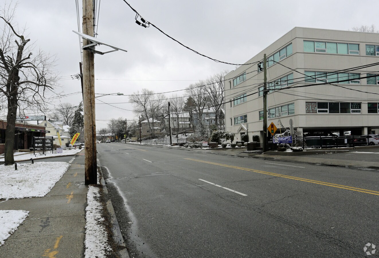 695 Grand Ave, Ridgefield, NJ 07657 Property Record