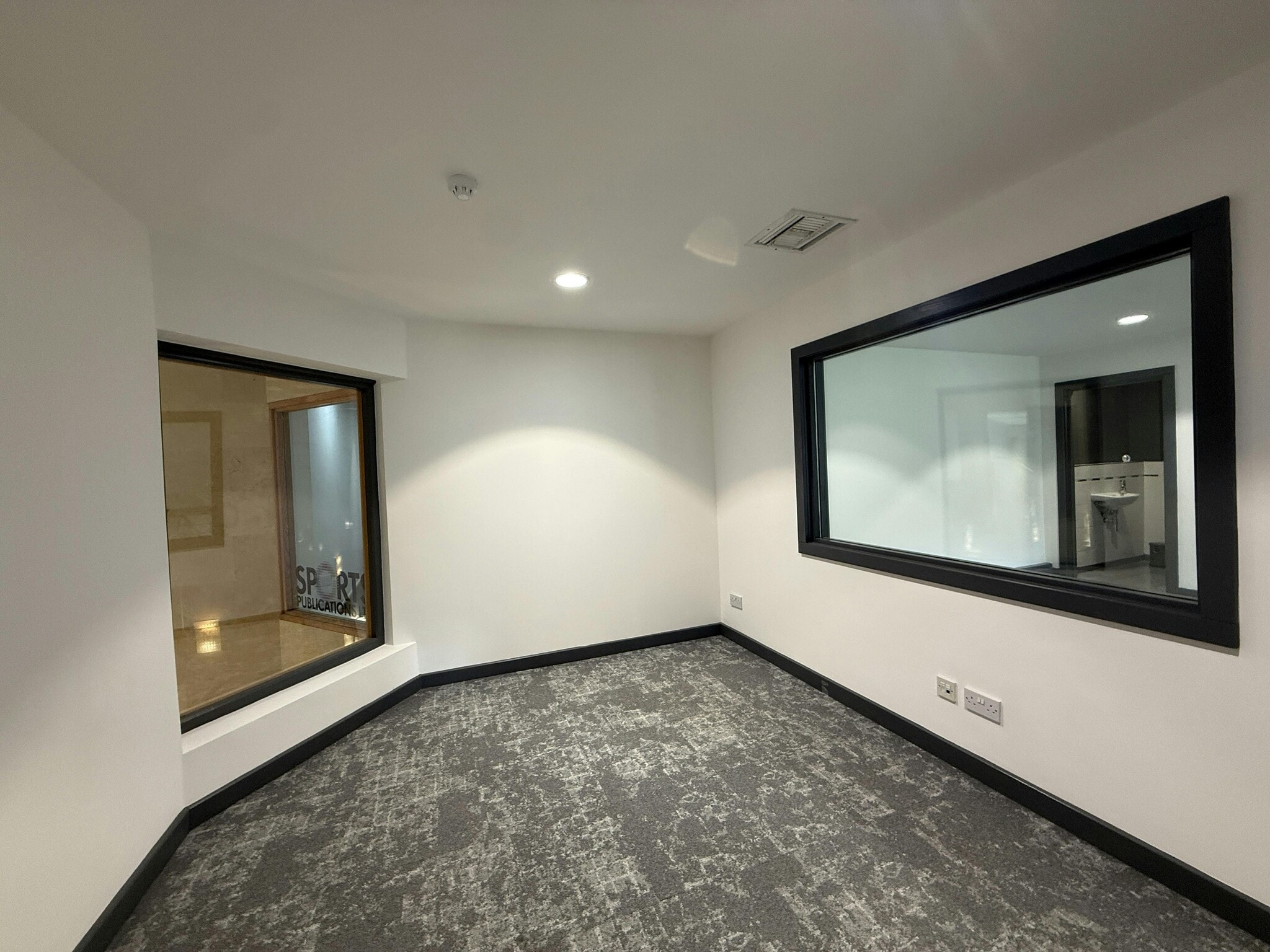 Tarn Ln, Leeds for lease Interior Photo- Image 1 of 7