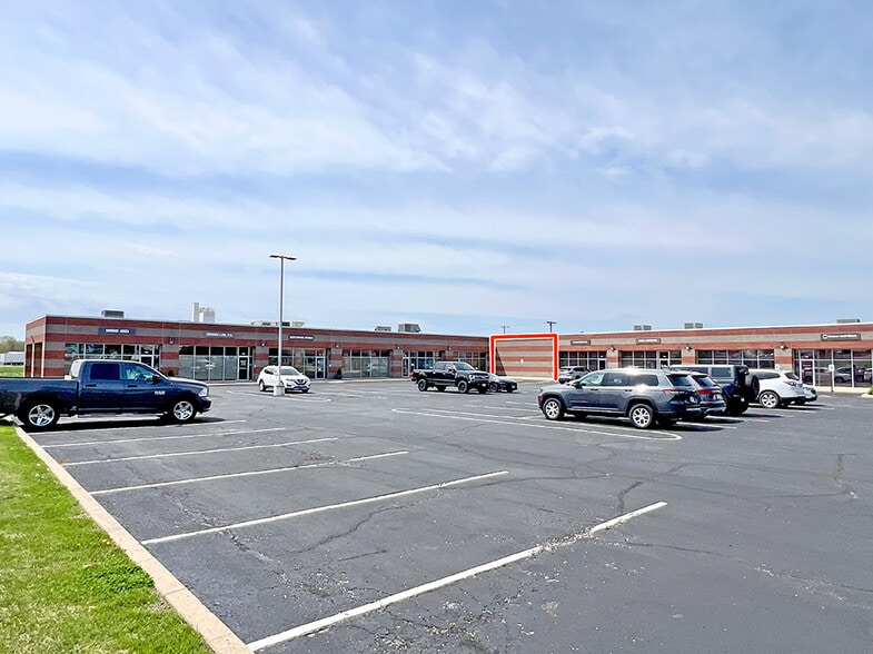 100-120 Executive Dr, Highland, IL for lease - Building Photo - Image 1 of 9