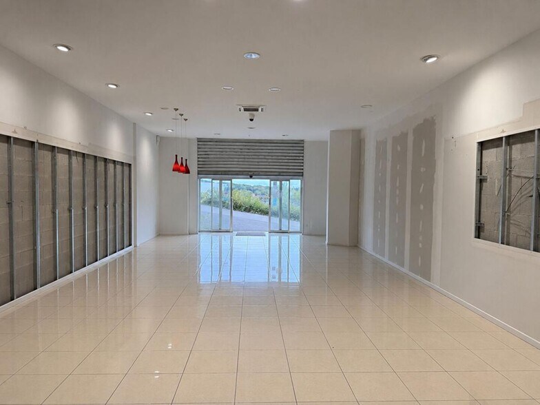 Retail in Besancon for lease - Interior Photo - Image 2 of 4