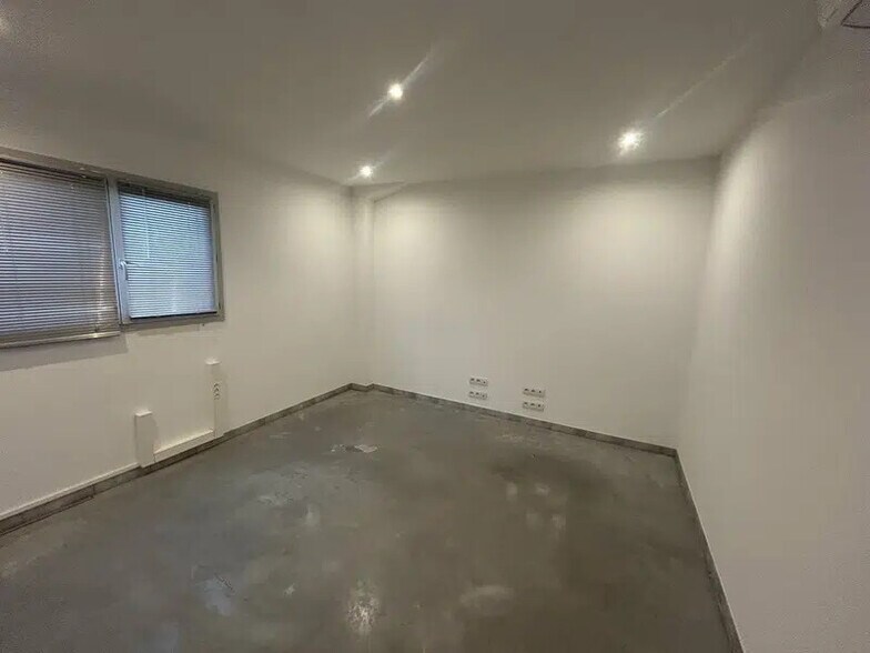 Office in Vedène for lease - Interior Photo - Image 2 of 6