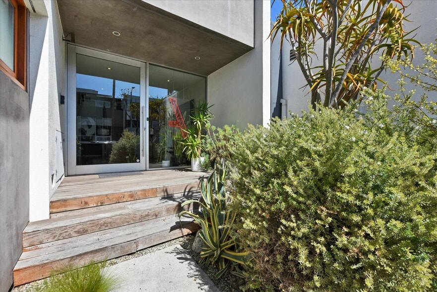 1319 Abbot Kinney Blvd, Venice, CA for lease - Building Photo - Image 2 of 49