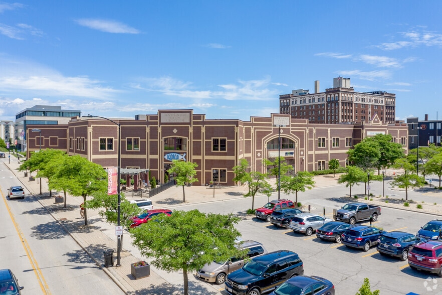 110-301 N Adams St, Green Bay, WI for lease - Primary Photo - Image 1 of 26