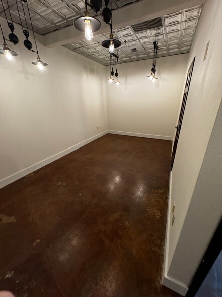 330 Pauls Dr, Brandon, FL for lease - Interior Photo - Image 3 of 24