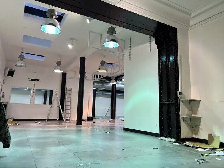 Retail in Paris for sale - Interior Photo - Image 2 of 12