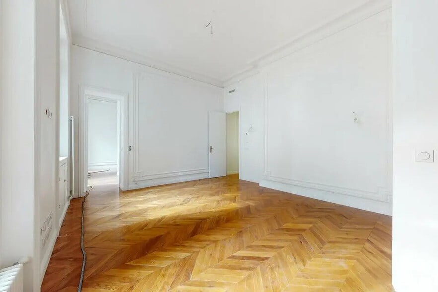 Office in Paris for lease - Interior Photo - Image 3 of 6