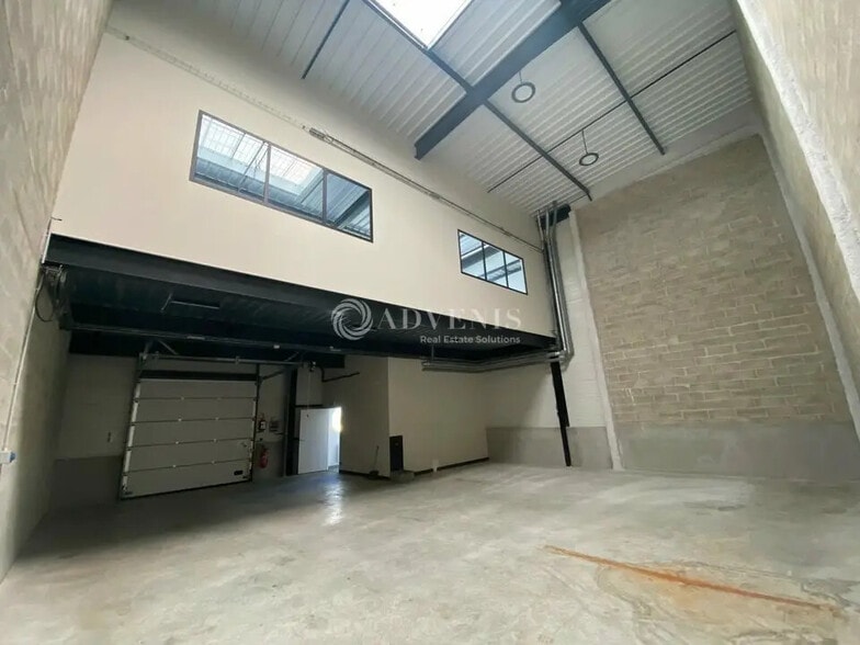 Flex in Les Pavillons-sous-Bois for lease - Interior Photo - Image 2 of 8