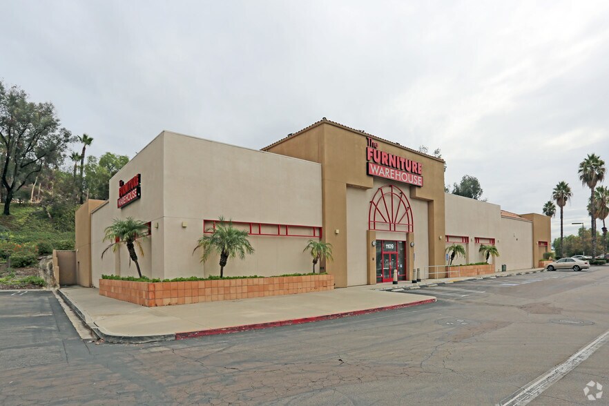 1109 W Valley Pky, Escondido, CA for lease - Building Photo - Image 1 of 9