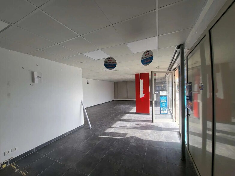 Retail in Saint-Michel-Sur-Orge for lease - Interior Photo - Image 2 of 4