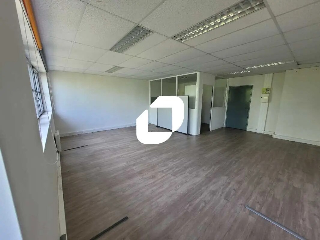 Office in Poissy for lease Interior Photo- Image 1 of 21