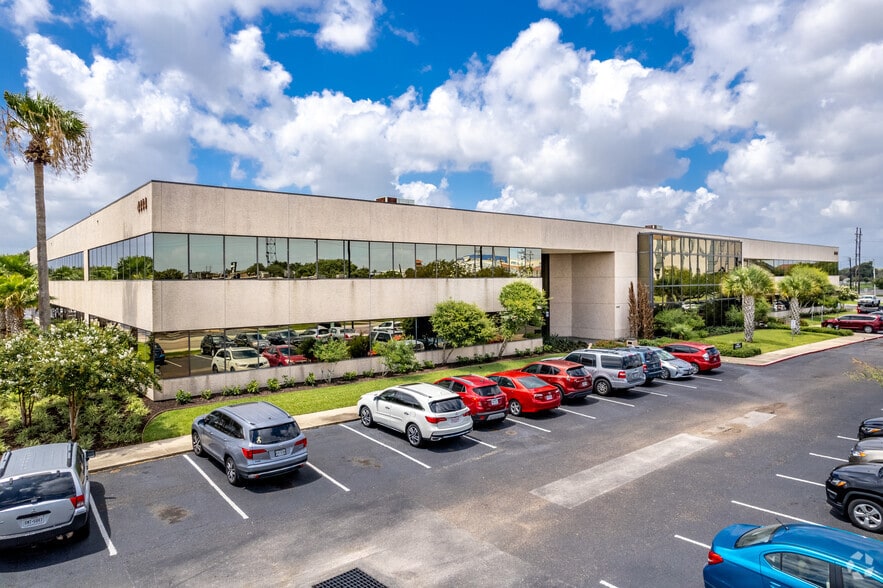 4444 Corona Dr, Corpus Christi, TX for lease - Building Photo - Image 1 of 8