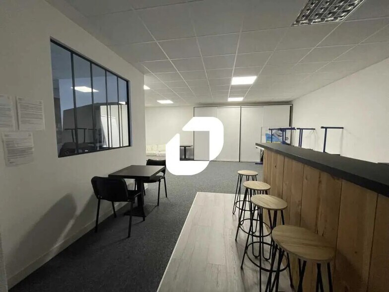Office in Bordeaux for lease - Interior Photo - Image 3 of 6