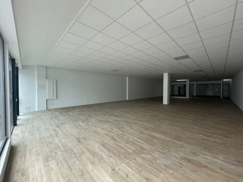 Retail in Lorient for lease - Interior Photo - Image 2 of 5