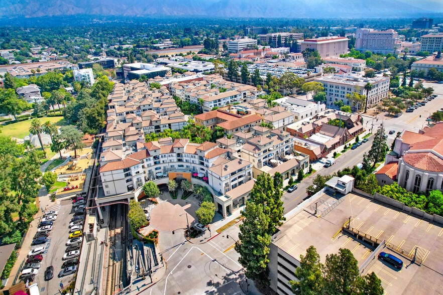 151 E Holly St, Pasadena, CA for lease - Building Photo - Image 2 of 7