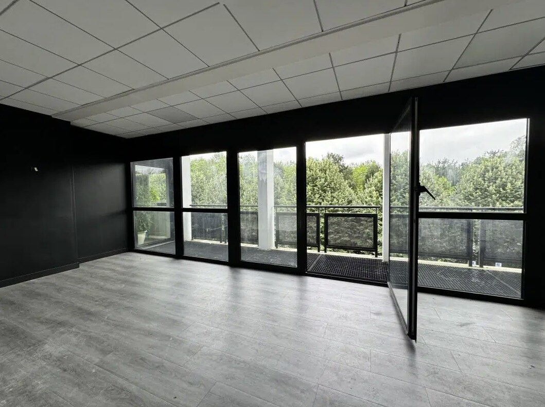 Office in Tremblay-en-France for lease Interior Photo- Image 1 of 8