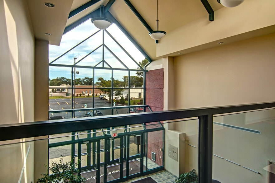 213 Front St, Mchenry, IL for lease - Building Photo - Image 3 of 9