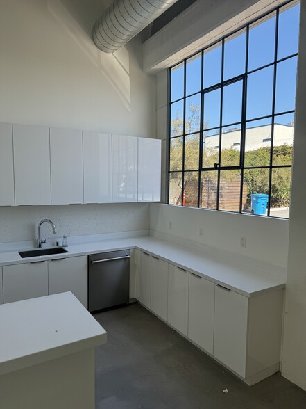 415 Cassia St, Redwood City, CA for lease - Interior Photo - Image 3 of 10