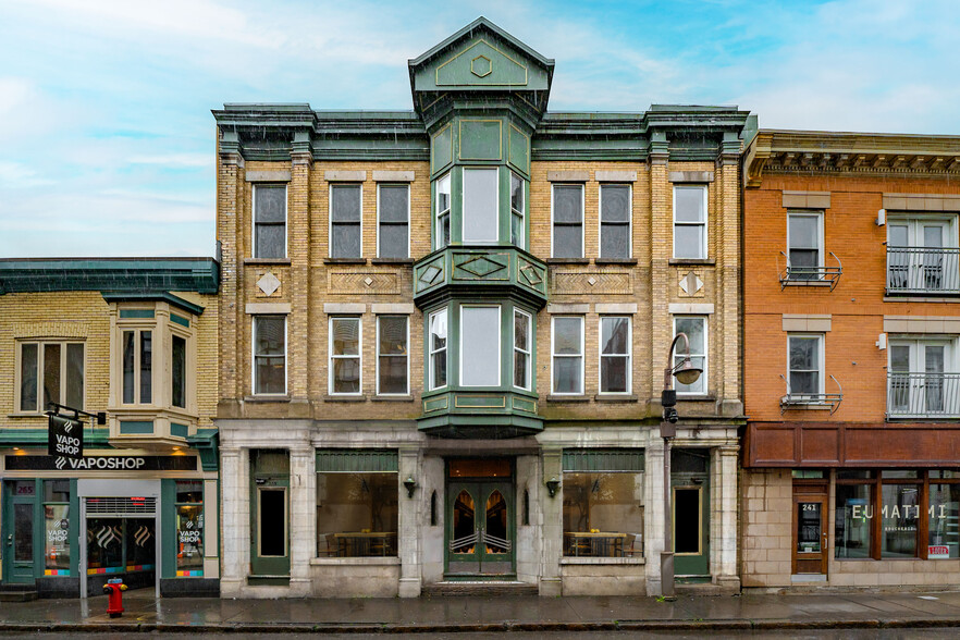 253 Rue Saint-Joseph E, Québec, QC for lease - Primary Photo - Image 1 of 1