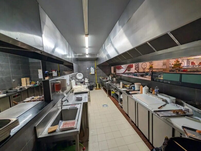 Retail in Pontoise for lease - Building Photo - Image 3 of 8