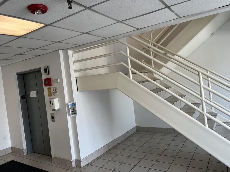 690 Broadway, Bayonne, NJ for lease - Building Photo - Image 3 of 6