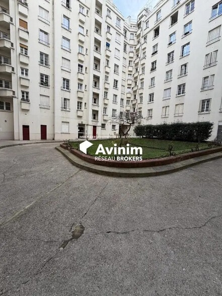 Office in Paris for lease - Building Photo - Image 2 of 7