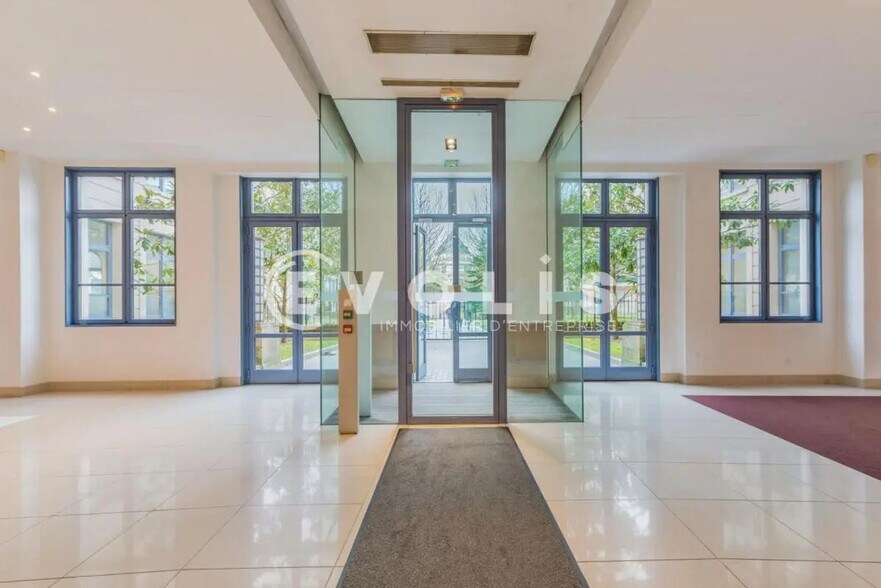 Office in Chessy for lease - Lobby - Image 2 of 9