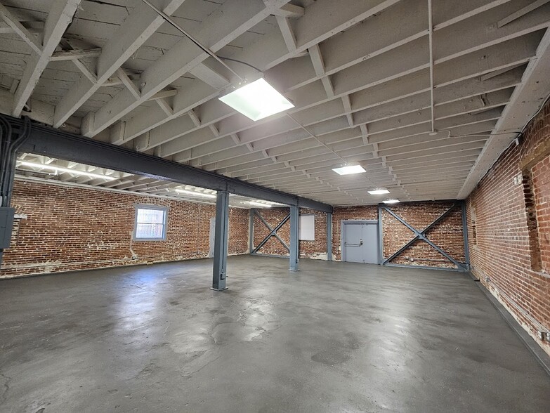 718 Gladys Ave, Los Angeles, CA for lease - Interior Photo - Image 2 of 35