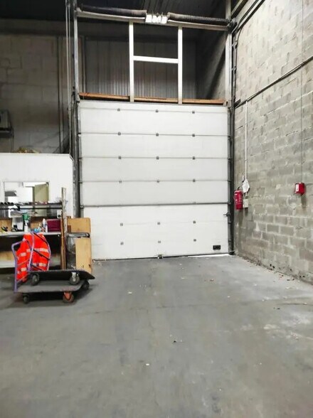 Industrial in Vitrolles for lease - Interior Photo - Image 2 of 3