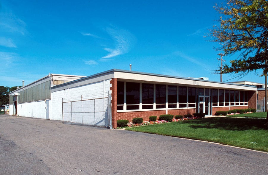 12221 Dixie, Redford, MI for lease - Building Photo - Image 1 of 3