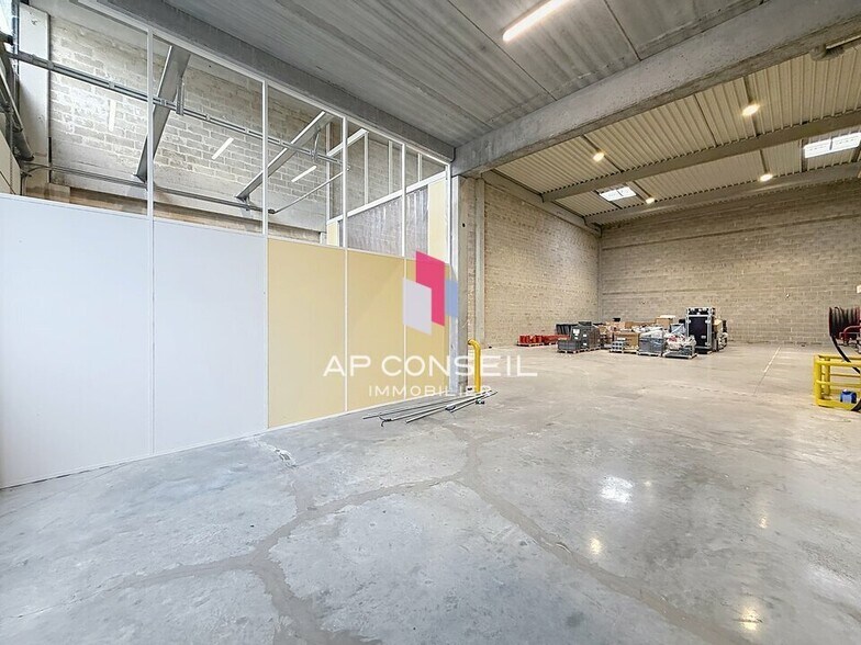 Flex in Élancourt for lease - Building Photo - Image 2 of 7