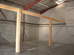 Flex in Saint-Genis-Laval for lease Interior Photo- Image 1 of 8