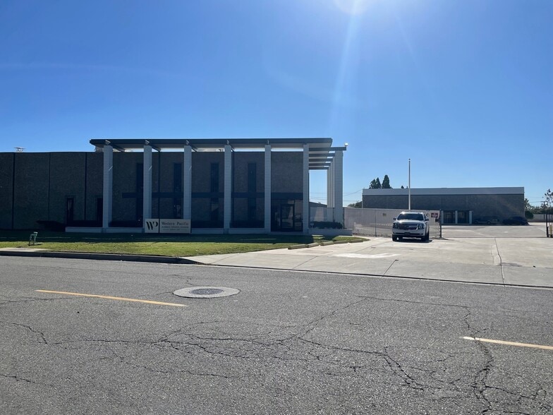 2311 Pullman St, Santa Ana, CA for lease - Building Photo - Image 2 of 6