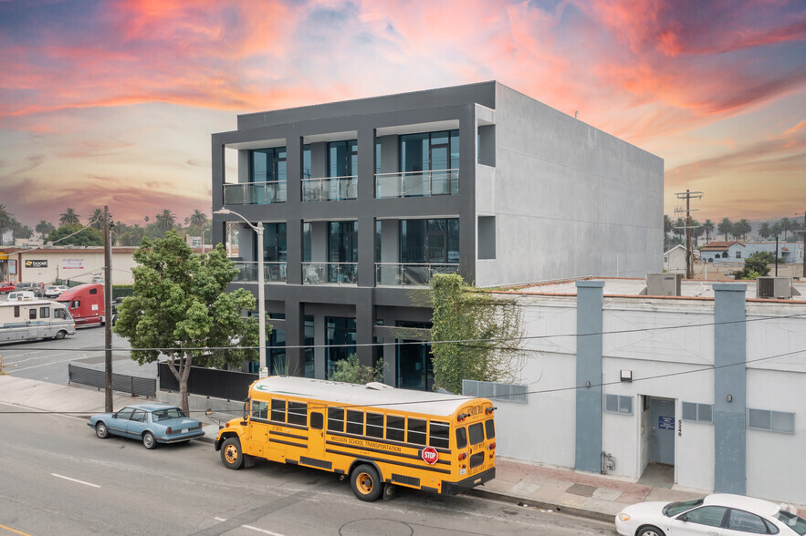 5242 W Adams Blvd, Los Angeles, CA for lease - Building Photo - Image 2 of 4