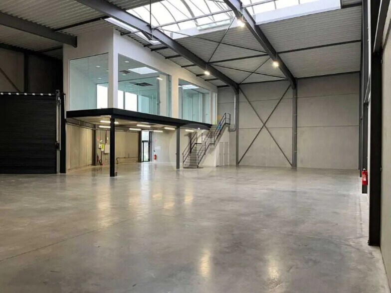 Flex in Seclin for lease - Building Photo - Image 1 of 6