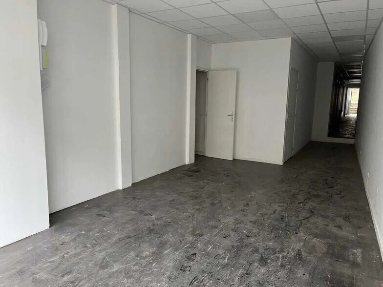 Retail in Saint-Quentin for lease - Building Photo - Image 2 of 6