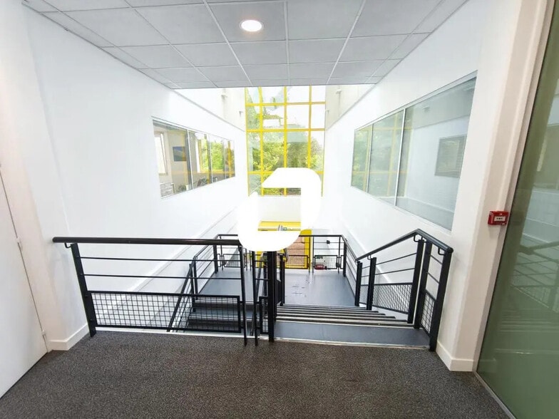 Office in Créteil for lease - Interior Photo - Image 2 of 5