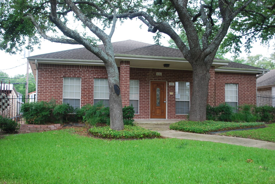 103 E Main St, Pflugerville, TX for lease - Building Photo - Image 1 of 9