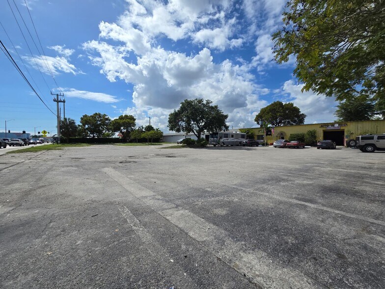4461 N Dixie Hwy, Oakland Park, FL for lease - Primary Photo - Image 2 of 2