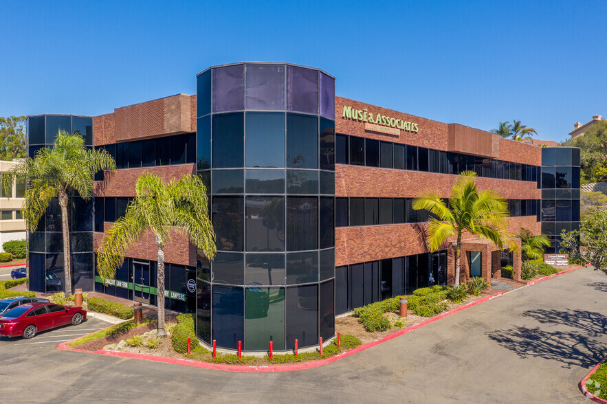 2424 Vista Way, Oceanside, CA for lease - Building Photo - Image 1 of 5