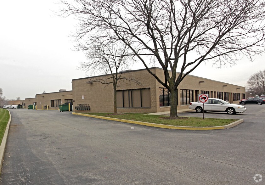 220-320 Howard Ave, Des Plaines, IL for sale - Primary Photo - Image 1 of 43