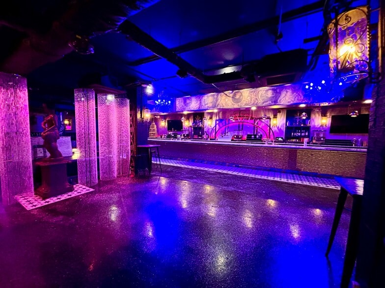 45-06 Pearson St, Long Island City, NY for lease - Building Photo - Image 3 of 6