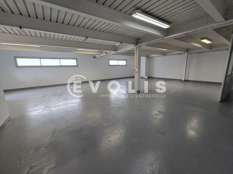 Flex in Les Ulis for lease - Interior Photo - Image 2 of 9