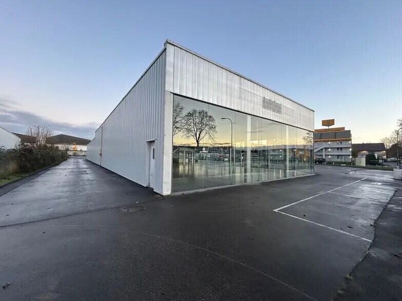 Retail in Saint-Quentin for sale - Building Photo - Image 2 of 11