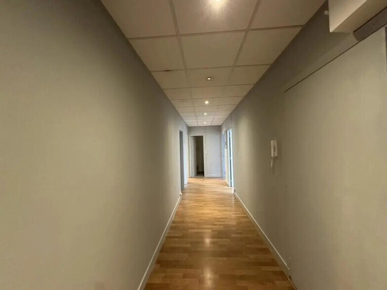 Office in Neuilly-sur-Seine for lease - Interior Photo - Image 2 of 12