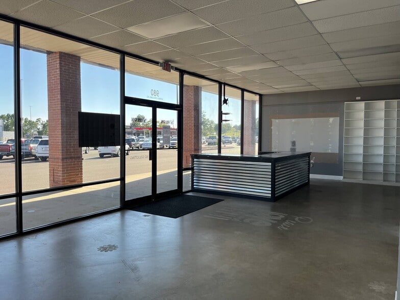 930 Barnes Crossing Rd, Tupelo, MS for lease - Building Photo - Image 3 of 11