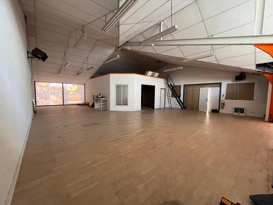 Retail in Séné for lease Building Photo- Image 1 of 6