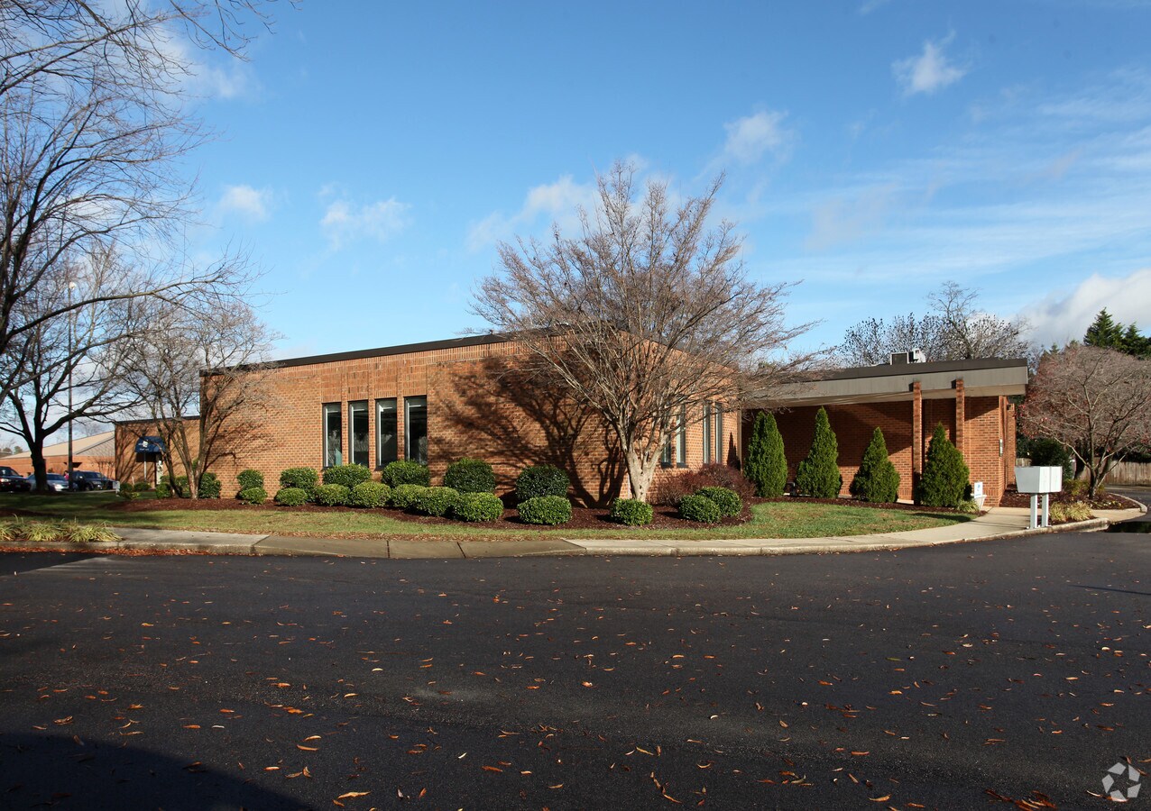 1212 Cedarhurst Dr, Raleigh, NC 27609