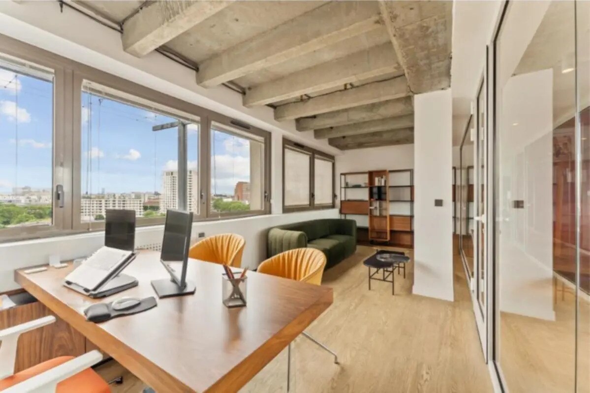 Office in Clichy for sale Interior Photo- Image 1 of 8